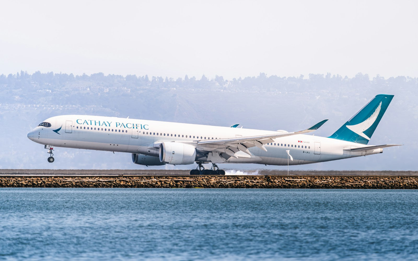 The Cabin Is Drier Than a Desert: What Happens to Your Contact Lenses on a 12-Hour Flight